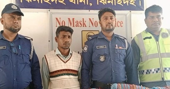 ১২ কেজি গাঁজাসহ মাদক ব্যবসায়ী আটক